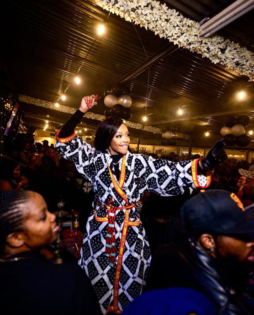 MmamaVosloo's tweet photo. Not my girl with her 1 song being booked alongside the likes of Emtee, Anele Zondo a d Kabza de small😂😂😂❤️ bathong a song that was released Last week?😂❤️ i love it for you ❤️
#MphoWaBadimo https://t.co/T6mubFVzBs