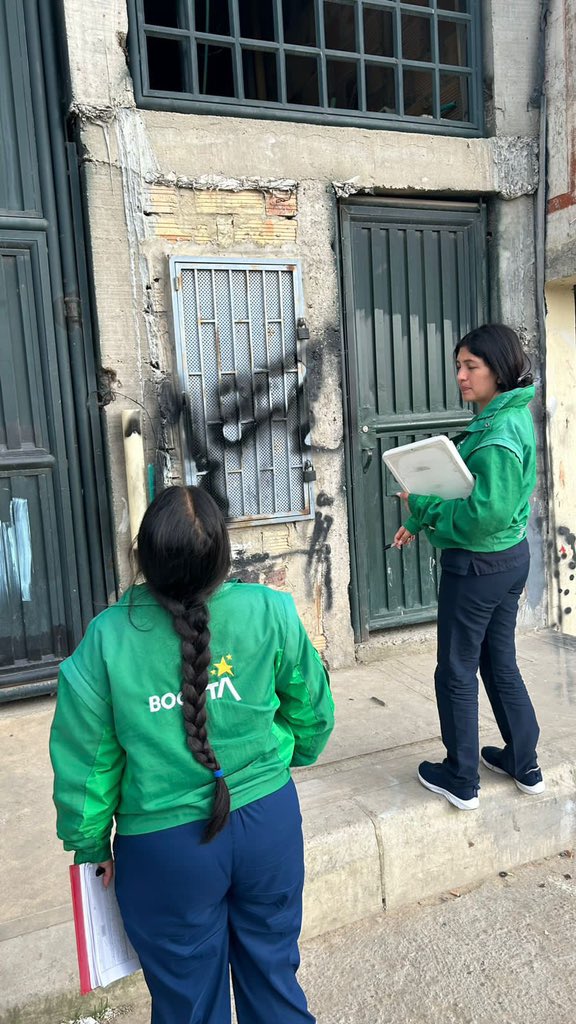 AnimalesBOG's tweet photo. Nuestro #EscuadrónAnticrueldad realizó visita de verificación de condiciones de un animal de compañía reportado por presunto maltrato, el día sábado 18 de noviembre en la Localidad de Suba. 

Hilo 🧵 https://t.co/Nx6SjOsmxD
