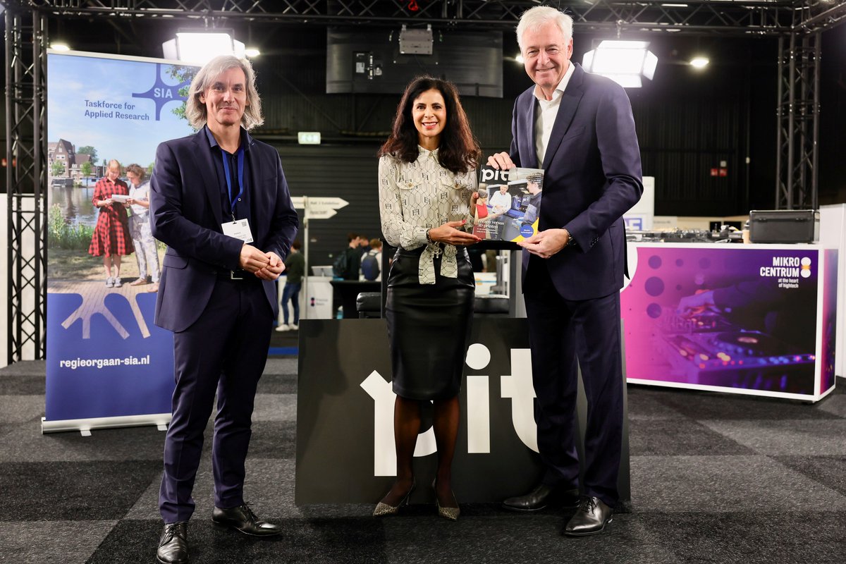 "Het is de combinatie van technologieën en oplossingsgericht onderzoek die de kracht van hogescholen laat zien." Met die woorden nam Marc Hendrikse (<a href="/HollandHighTech/">Holland High Tech</a>) het 1e exemplaar van de nieuwe PIT in ontvangst: regieorgaan-sia.nl/nieuwsoverzich… <a href="/ErikKnol/">Erik Knol</a> <a href="/claudiareiner01/">Claudia Reiner</a>