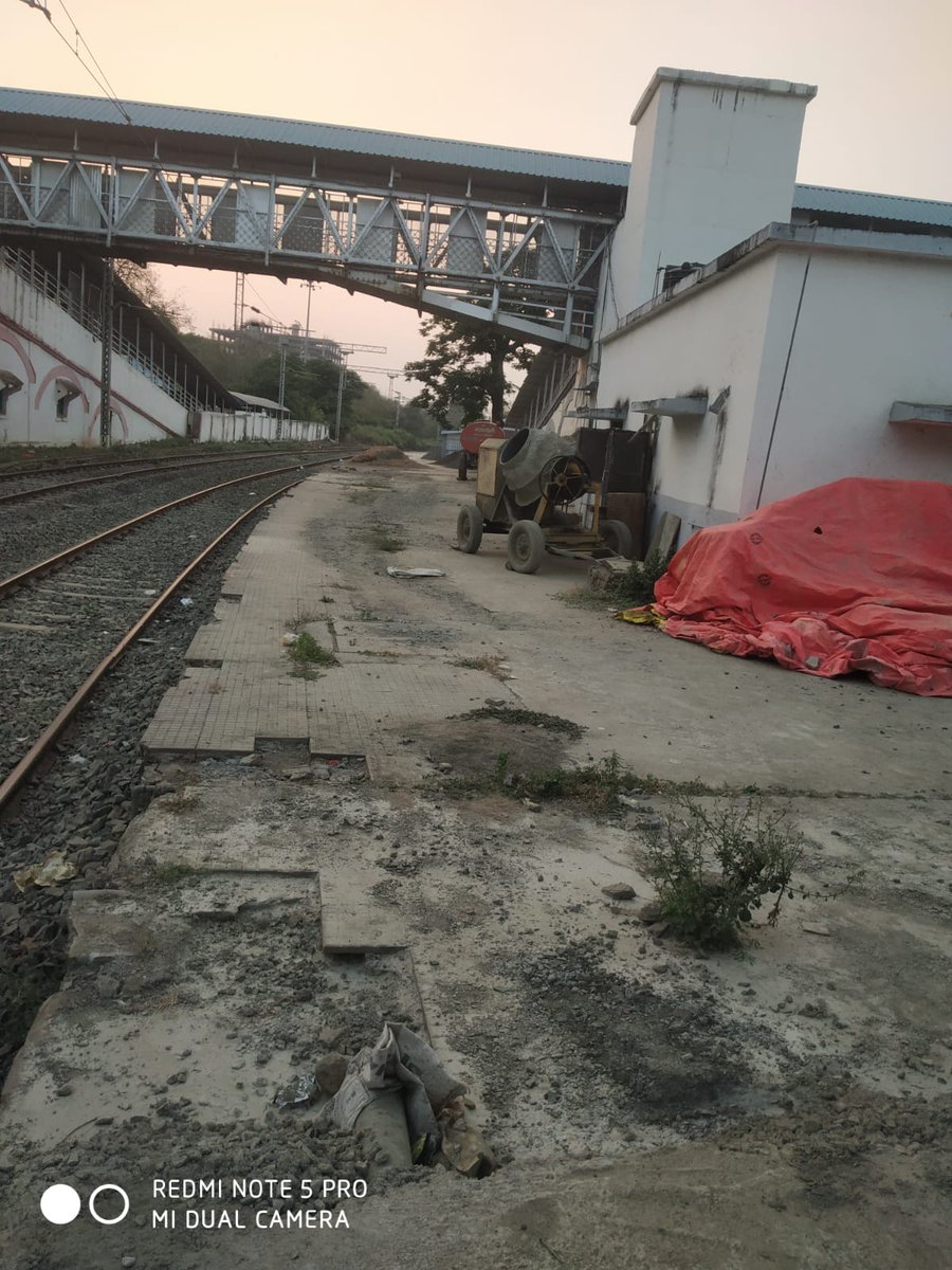 drmcrngp's tweet image. #CRInfraUpdates 

Exciting times ahead! 🚧
Pulgaon Junction, Nagpur Division

Platform 1 and 2 are undergoing major improvement work.

Stay tuned for a better and enhanced experience! 

#PlatformUpgrade #ProgressInProgress