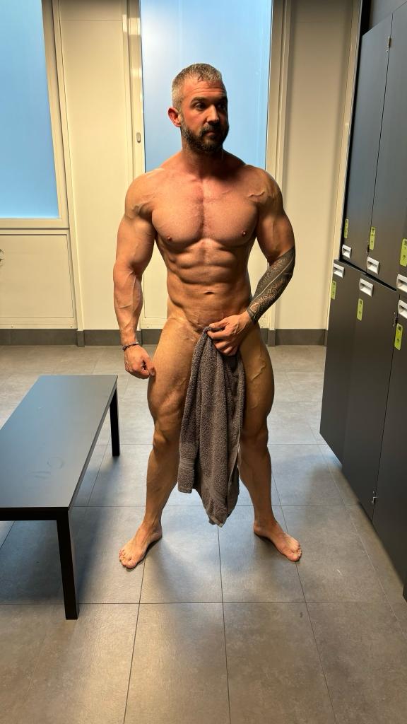 RalphVuyst's tweet photo. Should i drop it? 

#towel #bodybuilding #bodybuilder #fitmen #hot https://t.co/W20tPFXgLL