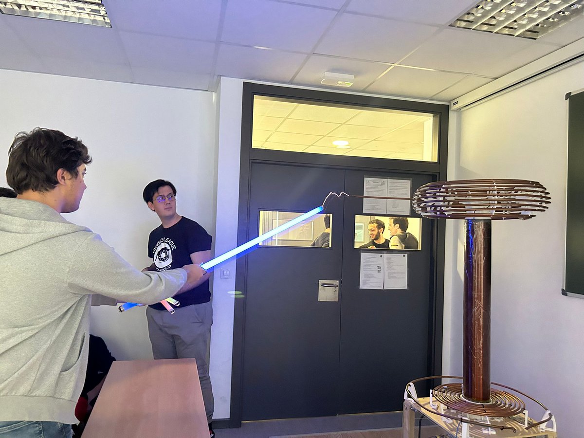 Vedruna Jesús y María Valladolid (@jymvedruna) on Twitter photo Los alumnos de 2° de bachillerato trasladan la clase de Fisica a la Facultad de Ciencias de la mano de <a href="/Physics_League/">Physics League</a> ⚛️
#educacionsecundaria
#ColegioValladolid Los alumnos de 2° de bachillerato trasladan la clase de Fisica a la Facultad de Ciencias de la mano de <a href="/Physics_League/">Physics League</a> ⚛️
#educacionsecundaria
#ColegioValladolid