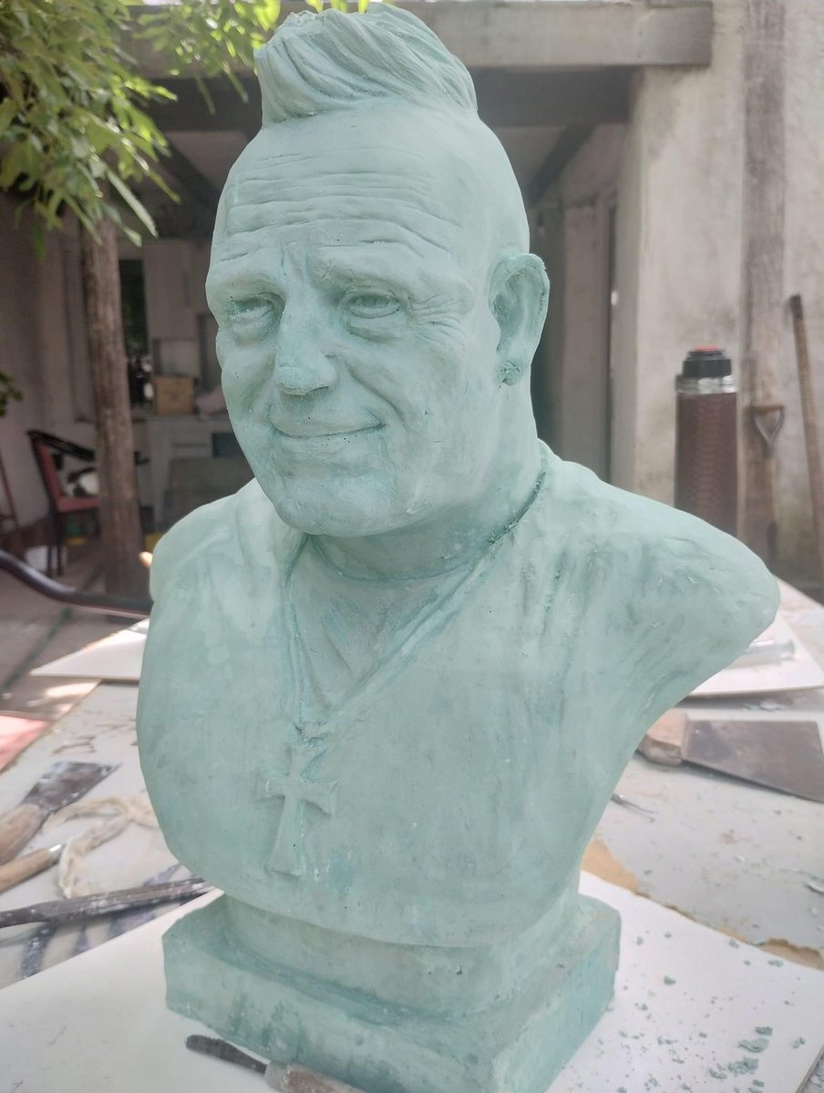 IorioQuotes's tweet photo. Avanza la escultura de Ricardo hecha por el gran Roppo. #Iorio https://t.co/b4Yu5UJsaR