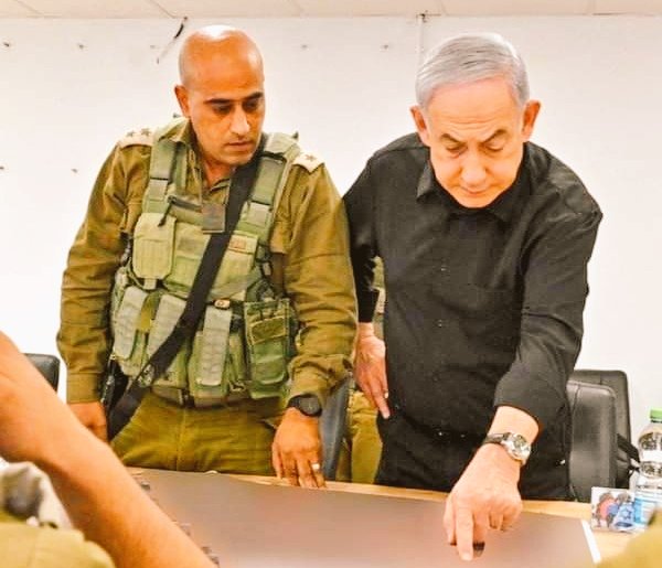 - إحنا ندخل بري من هنا 
= و أبو عبيدة يطلعلنا من هنا
- و نتفشخ هنا . . شكلك فاهم يا نتن ...!!! 😂