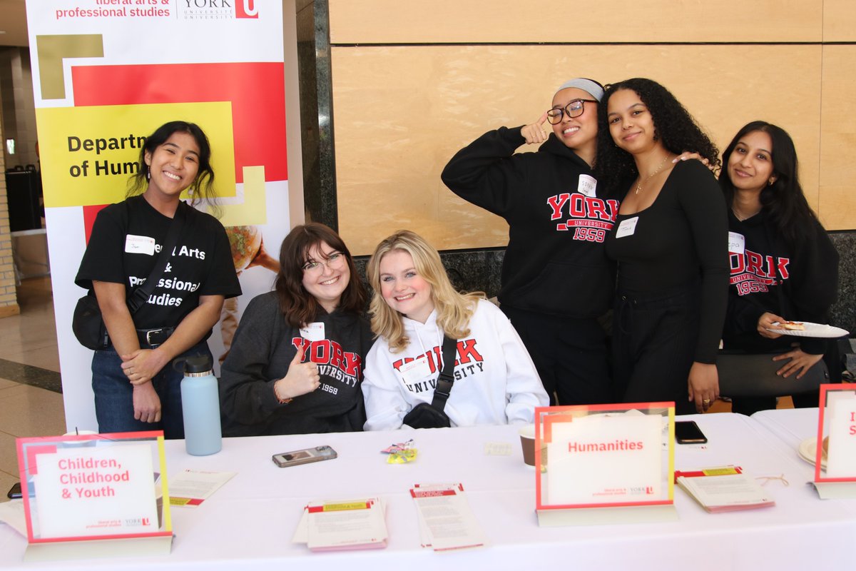 YorkULAPS's tweet photo. We had an incredible time at Fall Campus Day, meeting many prospective LA&amp;PS students. A big thank you to  our dedicated student volunteers, faculty, and staff for their contributions to the success of the event. #YorkUFallCampusDay #LAPSLife | @YorkUniversity https://t.co/rctwOjtwzR