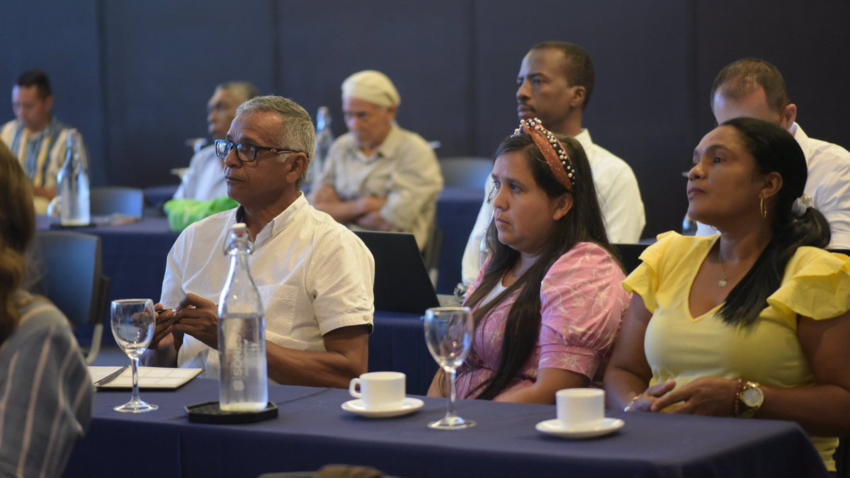 BiovIntCIAT_esp's tweet photo. ¡En #Cesar, celebramos con orgullo el cierre del proyecto #SLUS! Desde 2018, hemos sembrado cambio en municipios afectados por el conflicto y la deforestación. 🌿
Liderado por la @BiovIntCIAT_esp con la colaboración de @zalf_leibniz, Thunen y CIPAV, financiado por @iki_germany. https://t.co/eUr4RF7hUt