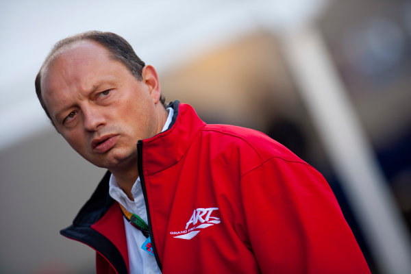 LotusFZero's tweet photo. It is with great pride that we announce our new Lotus F1 Team Team Principal for 2010! He will be the former team leader of the @F0Juniors ART Grand Prix team, who will take over from January 1, 2010, the role previously held by Briatore.

#BenvinueFred 🖤💛 https://t.co/LF7YrDsAB8