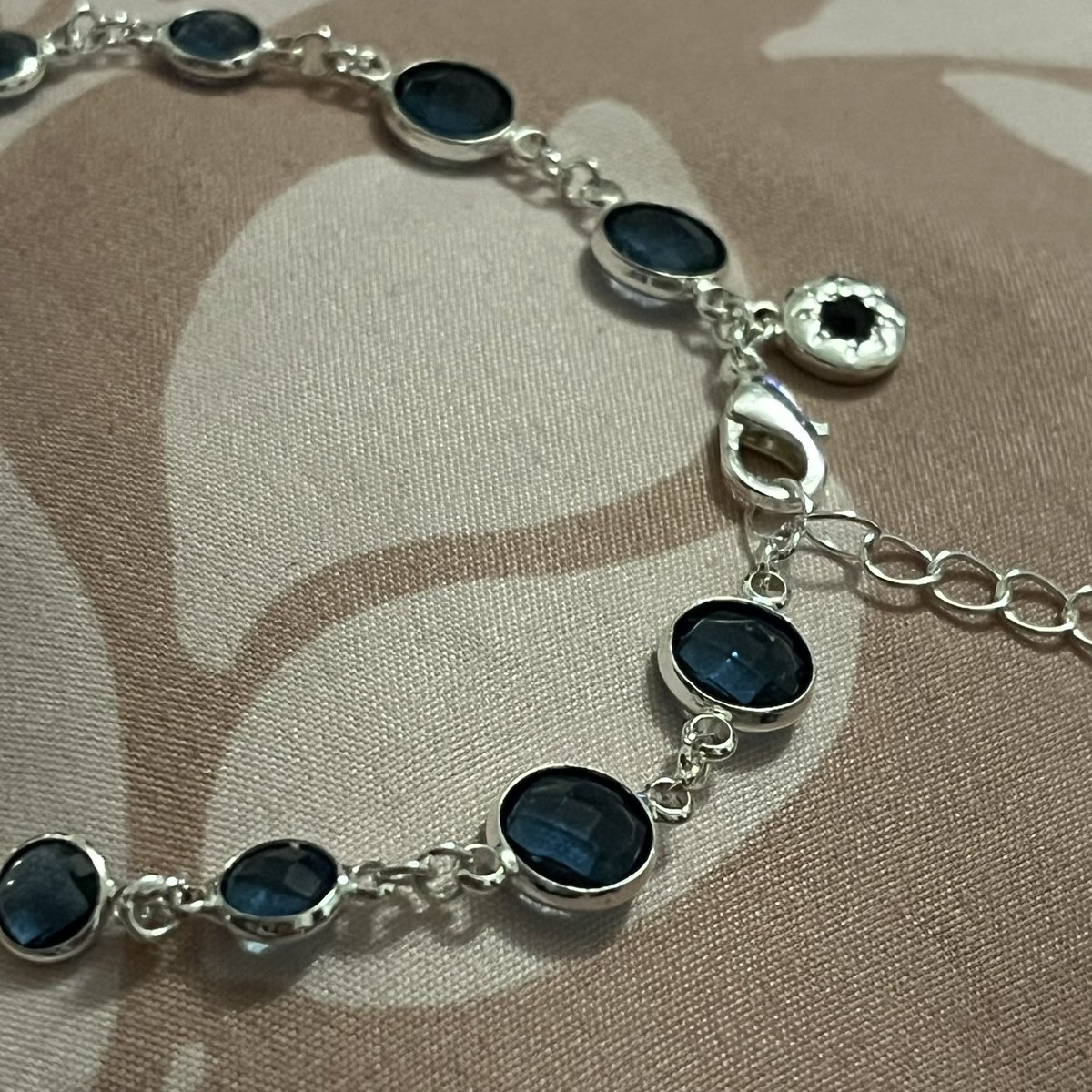 🌑✨• silver gemstone bracelet •✨🌑

this absolutely gorgeous bracelet is made from an extremely long necklace! the gemstones themselves shimmer from a dark blue to an almost hint of purple 💜

if no one buys this i am definitely keeping it for myself but i need the £5 🥲