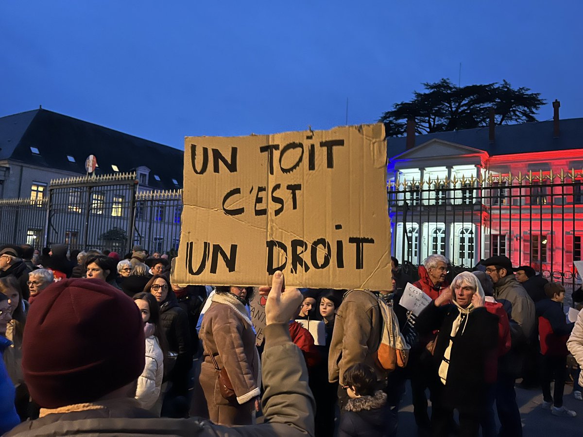 Rassemblement en ce moment devant la préfecture du Loir-et-Cher à l’initiative du collectif blésois « Pas d’enfant à la rue ». Depuis quelques semaines, des familles avec enfants, généralement déboutées du droit d’asile, arrivent à Blois en quête d’une école, d’un logement. Des