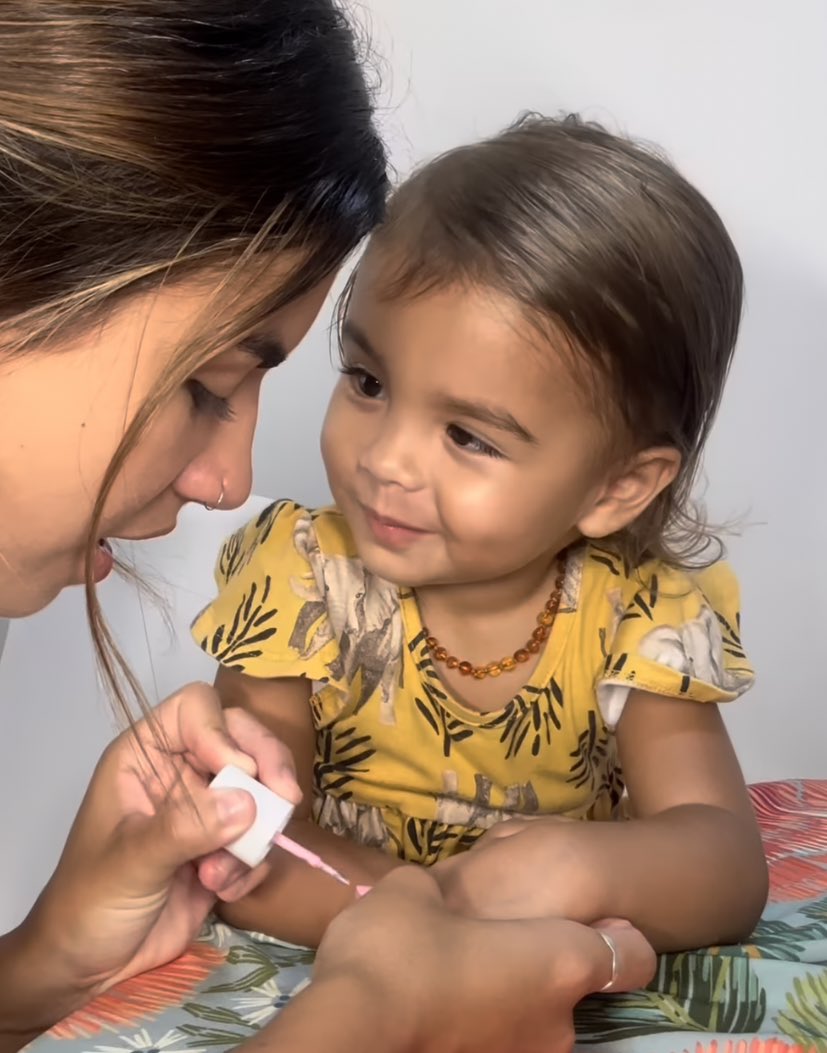 a florinha olhando pra luana 🥺