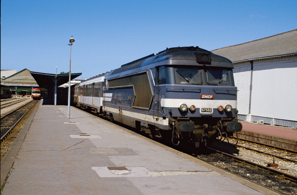 BenoitHARDY157's tweet photo. Eté 1988, peu avant la fermeture de la ligne, l'express de Paris via #Serqueux vu au départ de #Dieppe tiré par la #BB67552 de #Caen, encore en livrée d'origine. Ce train fut limité ensuite au parcours Serqueux - Saint-Lazare. Fourgon Corail et voitures DEV, le style de l'époque. https://t.co/ptnw5EOqIa