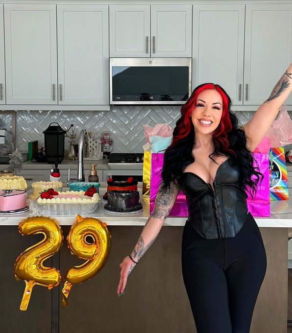 Happy 29th Birthday To Meee🖤🤟🏼🦂 https://t.co/lqY7v8uKyM