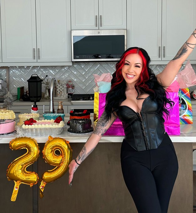 Happy 29th Birthday To Meee🖤🤟🏼🦂 https://t.co/lqY7v8uKyM