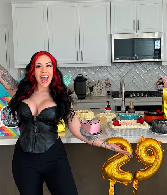 Happy 29th Birthday To Meee🖤🤟🏼🦂 https://t.co/lqY7v8uKyM