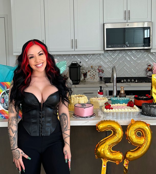 Happy 29th Birthday To Meee🖤🤟🏼🦂 https://t.co/lqY7v8uKyM