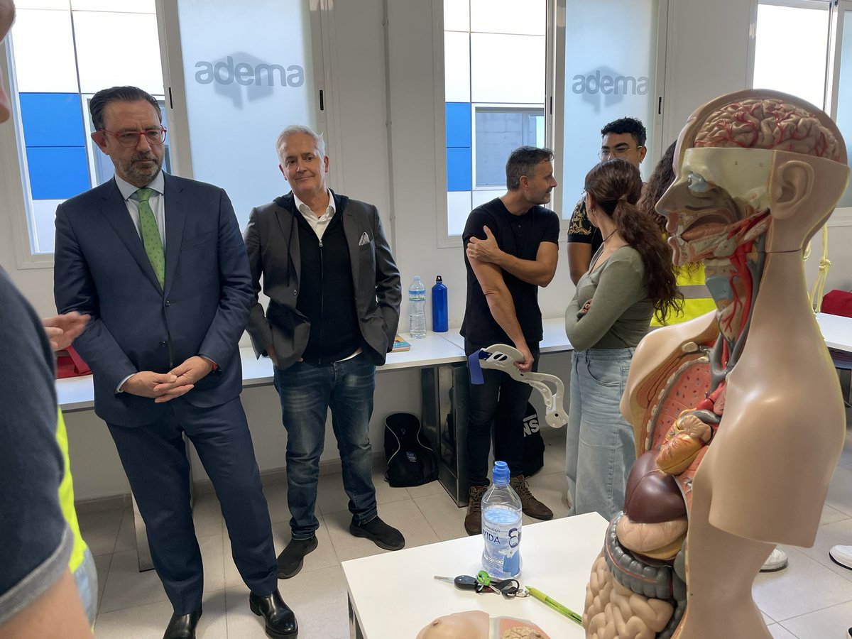 conselleriaEOE's tweet image. 👩‍🏫 La nostra prioritat és impulsar la #formacióprofessional per generar coneixement i noves oportunitats laborals a les #IllesBalears

📚 Visitam @UNIVERSIDAdema, espai de formació acreditat pel @SOIBgoib per impartir 4⃣ #CertificatsDeProfessionalitat d&apos;atenció social i sanitària