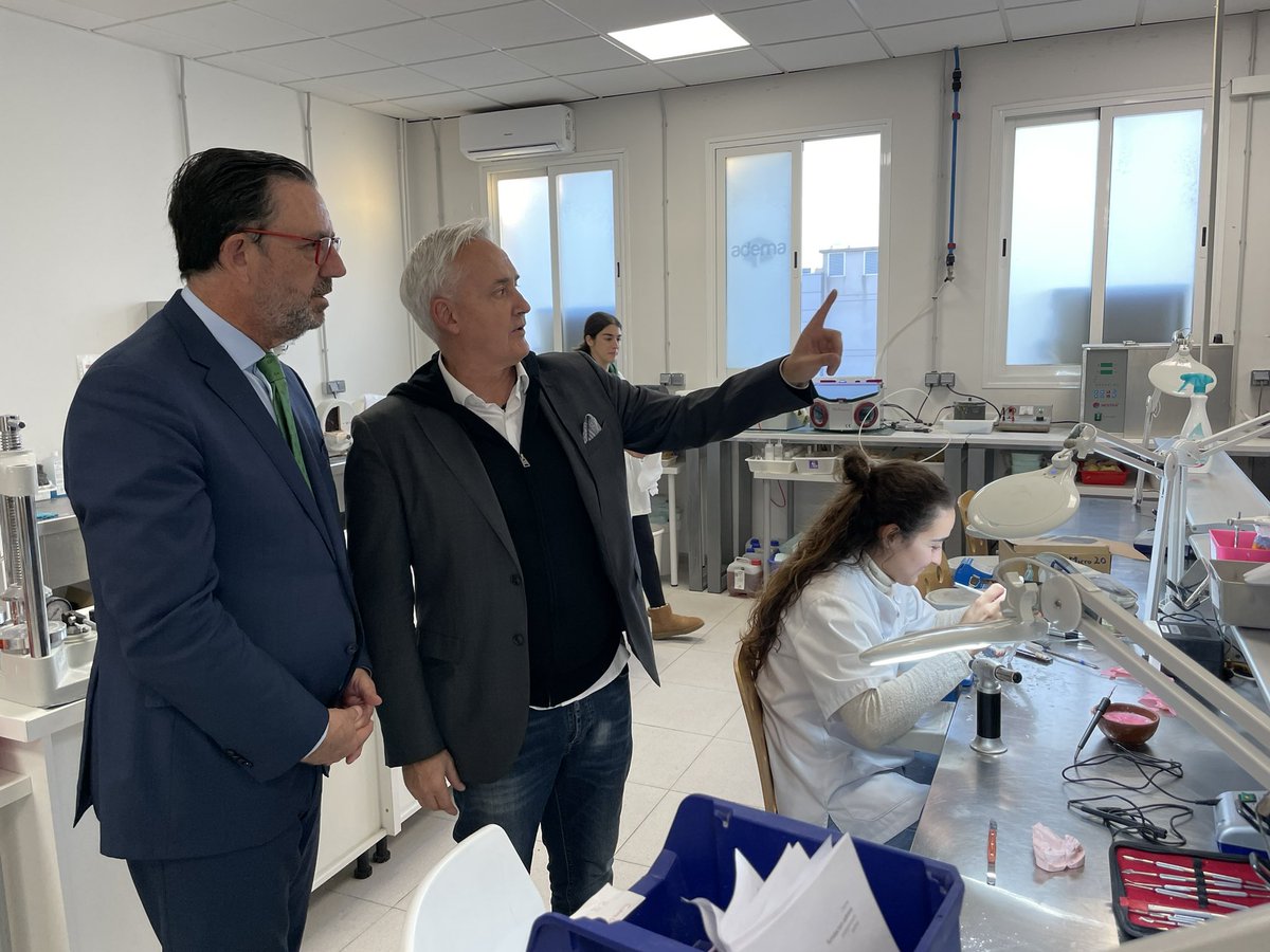 conselleriaEOE's tweet image. 👩‍🏫 La nostra prioritat és impulsar la #formacióprofessional per generar coneixement i noves oportunitats laborals a les #IllesBalears

📚 Visitam @UNIVERSIDAdema, espai de formació acreditat pel @SOIBgoib per impartir 4⃣ #CertificatsDeProfessionalitat d&apos;atenció social i sanitària