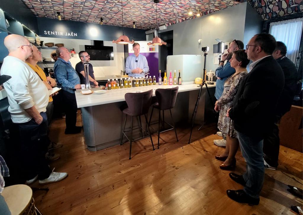 El aceite de oliva, protagonista en el Programa Andaluz de Cultura Gastronómica @andaluciacomecultura.

Los delegados de Turismo, Cultura y Deporte, <a href="/ayalamendi/">Jose Ayala Mendieta</a>, y <a href="/AgriculturAnd/">Consejería AgriPesca</a>, <a href="/soul782005/">soledad aranda</a>, han asistido al taller impartido por <a href="/sanchez_jaen/">Pedrito</a> y Alberto Molinero de <a href="/SupremoAOVE/">Supremo</a>.