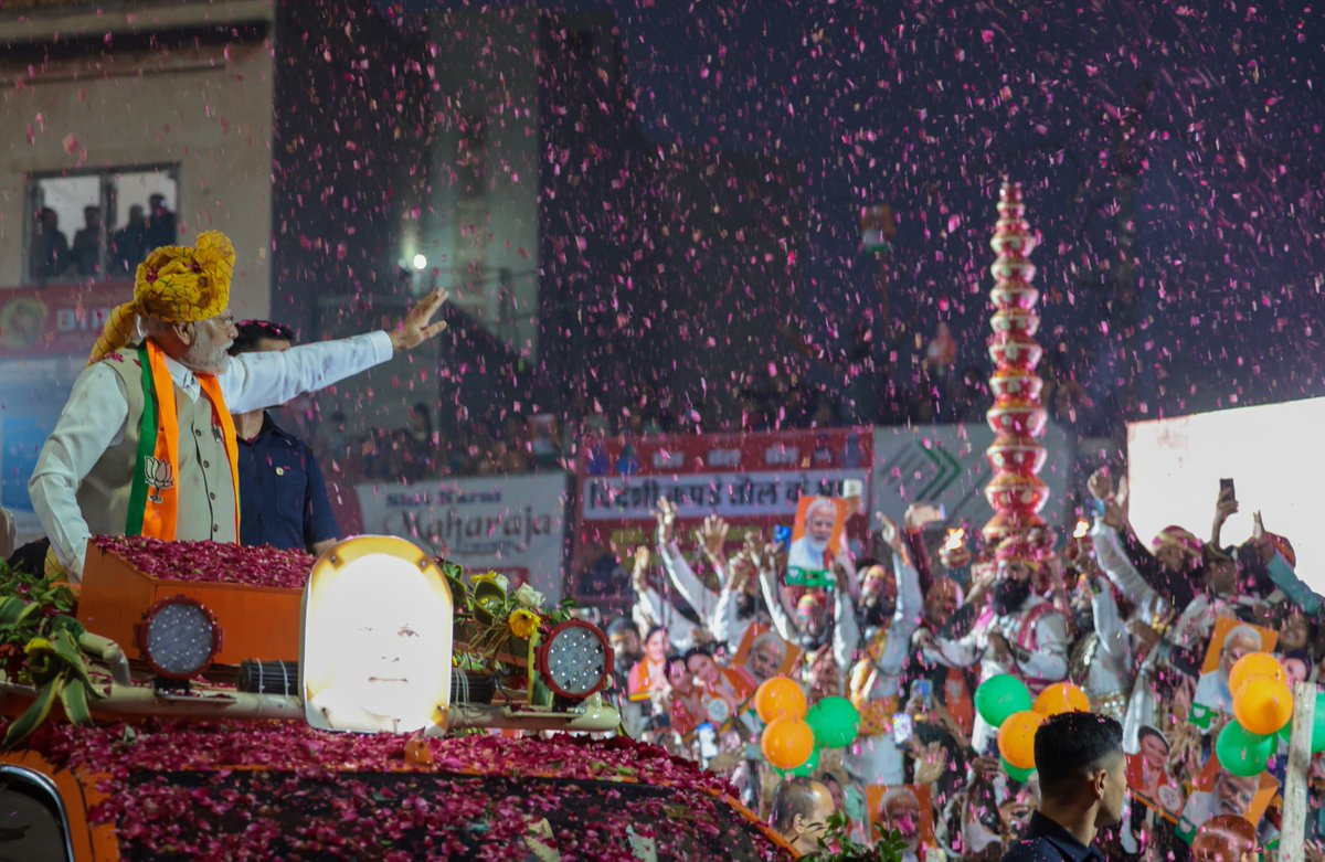 बीकानेर के रोड शो में मेरे परिवारजनों का उत्साह और भाजपा पर उनका अटूट विश्वास, राज्य में बदलाव की गारंटी दे रहा है। भारी समर्थन और स्नेहपूर्ण आशीष के लिए आप सभी का हृदय से आभार।