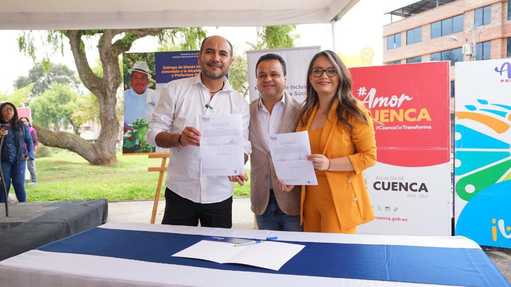 EstebanBernalB's tweet photo. #Cuenca 📍 Junto a @SemperteguiXime directora general del @IEPS_Ec entregamos bienes inmuebles y predios en comodato a @AzuayPrefectura y @MunicipioCuenca, todos avaluados en más de USD 4 millones.

Nuestro objetivo es potenciar las prácticas de la Economía Popular y Solidaria, por ello entregamos a la alcaldía los predios: 

✅Tienda Puertas del Sol: Para potenciar un centro de comercialización, con énfasis en los productos de la EPS. 

✅Edificio San Joaquín: proyecto de fortalecimiento y generación de herramientas de gestión para  actores de la EPS, así como emprendedores de este cantón.

A la Prefectura:

✅Fonda Yunguilla: Destinada a la implementación del centro de desarrollo productivo integral, especialmente en las organizaciones de la EPS del Azuay.

Desde @InclusionEc en esta provincia invertimos cerca de USD 64 millones en programas y servicios que benefician a 76.282 personas en situación de vulnerabilidad.

#900DíasJuntos 
#DemocraciaYResultados