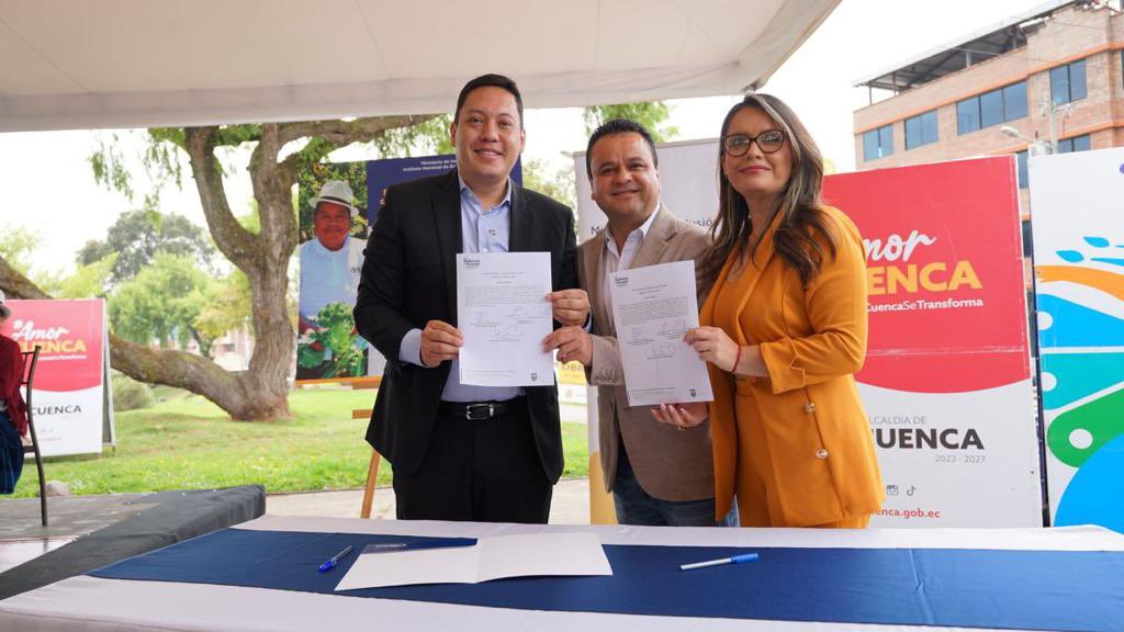 EstebanBernalB's tweet photo. #Cuenca 📍 Junto a @SemperteguiXime directora general del @IEPS_Ec entregamos bienes inmuebles y predios en comodato a @AzuayPrefectura y @MunicipioCuenca, todos avaluados en más de USD 4 millones.

Nuestro objetivo es potenciar las prácticas de la Economía Popular y Solidaria, por ello entregamos a la alcaldía los predios: 

✅Tienda Puertas del Sol: Para potenciar un centro de comercialización, con énfasis en los productos de la EPS. 

✅Edificio San Joaquín: proyecto de fortalecimiento y generación de herramientas de gestión para  actores de la EPS, así como emprendedores de este cantón.

A la Prefectura:

✅Fonda Yunguilla: Destinada a la implementación del centro de desarrollo productivo integral, especialmente en las organizaciones de la EPS del Azuay.

Desde @InclusionEc en esta provincia invertimos cerca de USD 64 millones en programas y servicios que benefician a 76.282 personas en situación de vulnerabilidad.

#900DíasJuntos 
#DemocraciaYResultados