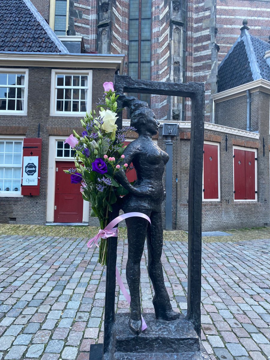 We put flowers at #BelleStatue today for Trans Day of Remembrance 🏳️‍⚧️❤️💐✊️.

#StigmaKills
#TDOR #TDoR2023