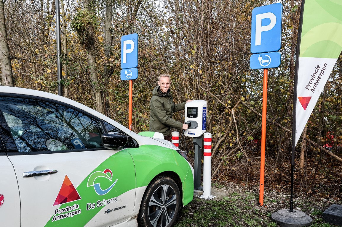 Vanaf vandaag kan je niet enkel je eigen batterijen opladen tijdens een bezoek aan het domein, maar ook die van je elektrische wagen!
Op onze parking 2 in de Kapelstraat werden 3 laadpalen met telkens 2 laadpunten geplaatst. Meer info op onze website.
deschorre.be/nieuws.masterd…
