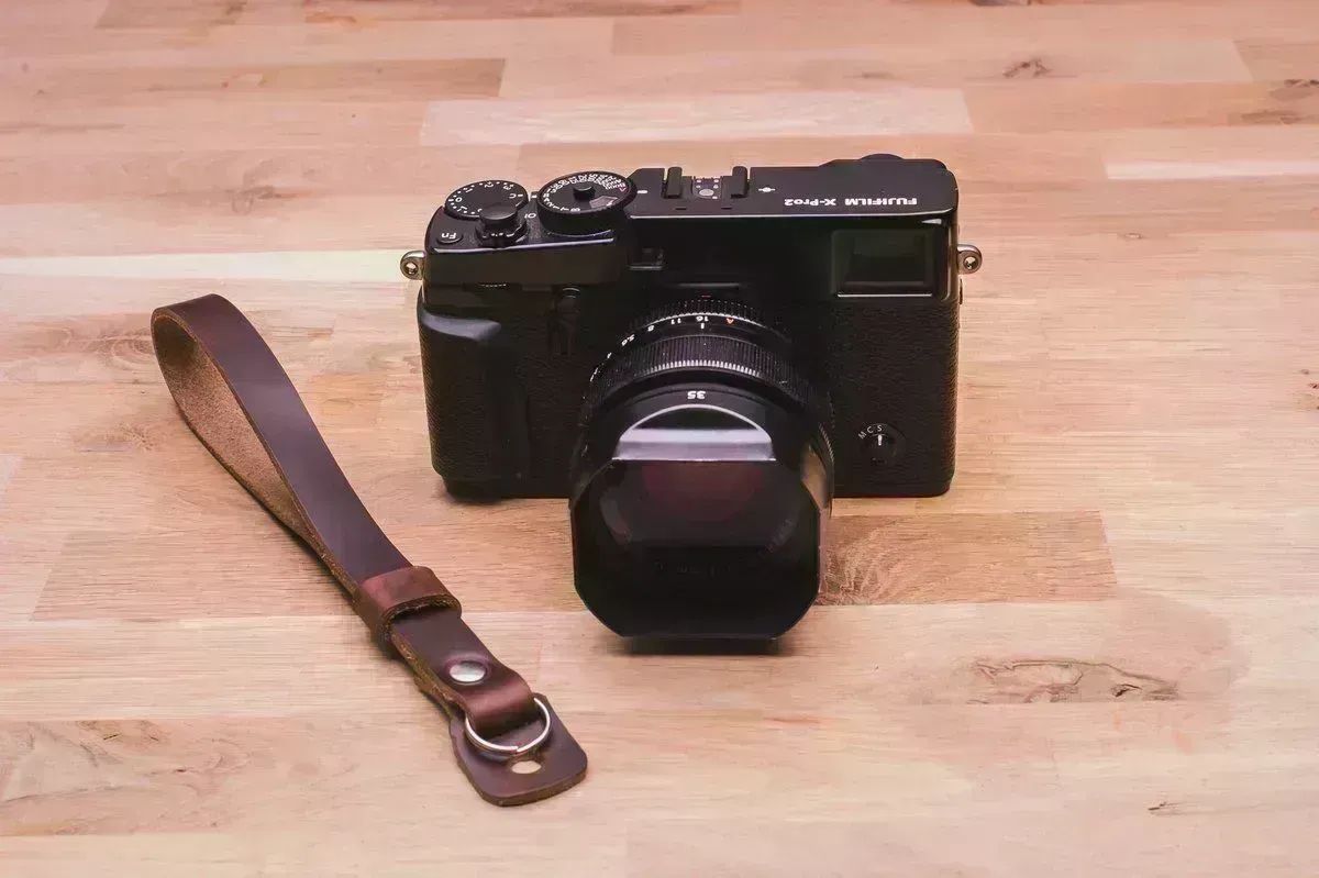 Sterling leather wrist straps are made by hand from Horween Chromexcel leather. Grab a little slice of luxury for your camera today! buff.ly/2SwnCf8 #wriststrap #camerastrap #leatherstrap #photography