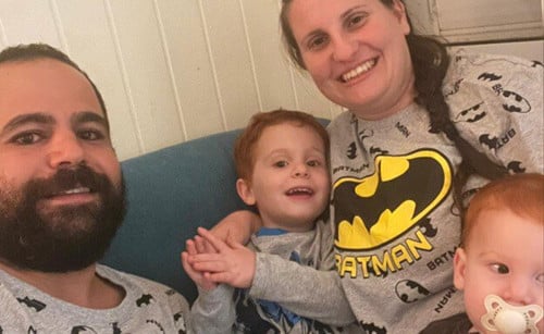 38 הילדים החטופים בעזה.

1/ כפיר (10 חודשים) ואריאל (4) ביבס.

נחטפו יחד עם הוריהם שירי וירדן. בתיעוד מהשבת השחורה, נראית האם שירי כשהיא אוחזת בשני ילדיה ומגוננת עליהם בזמן שהיא מוקפת במחבלי חמאס. >>