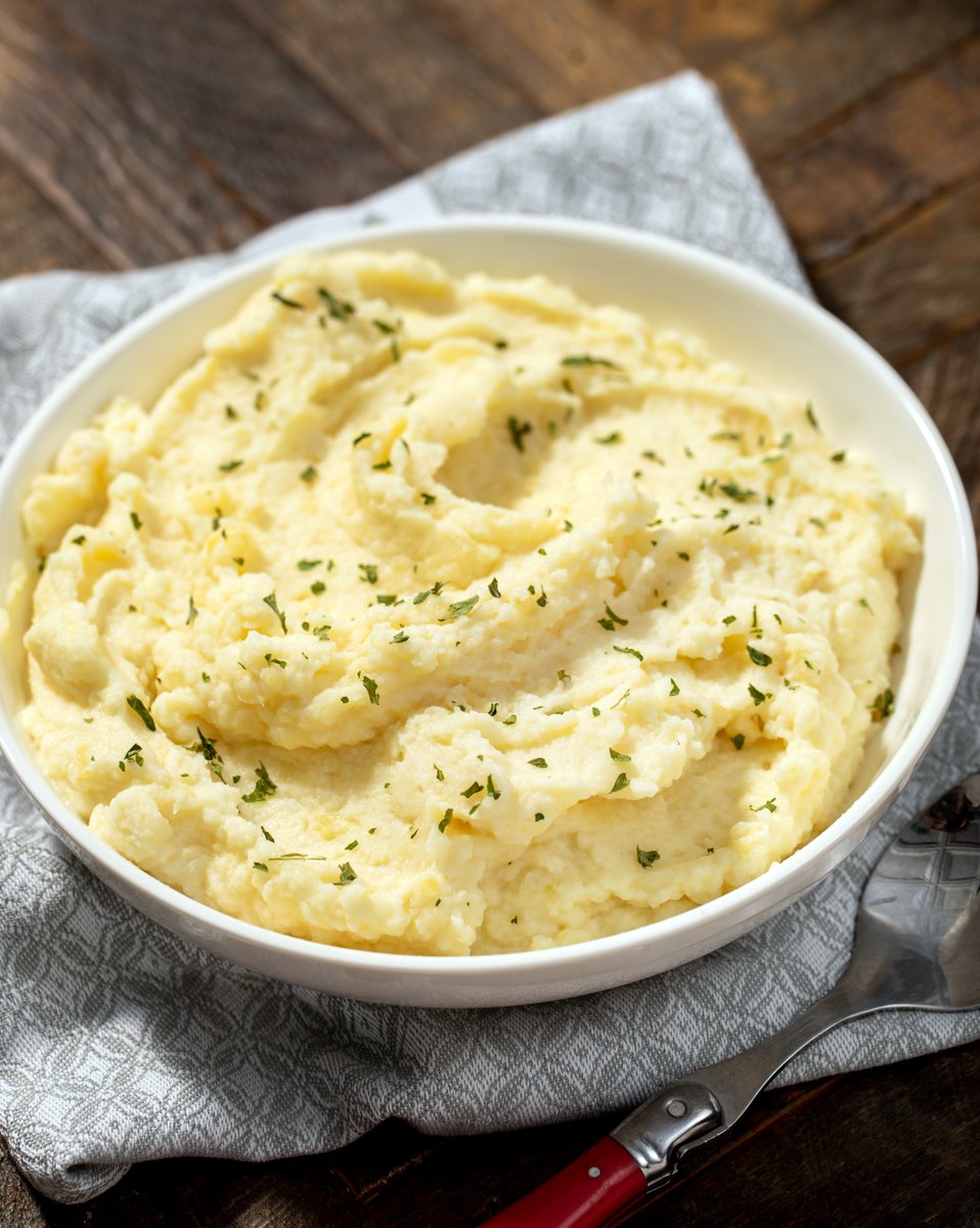 Creamy, garlicky mashed potatoes are a must-have Thanksgiving dish! 🥔 

Get the recipe: ow.ly/mxaN50Q8VcS