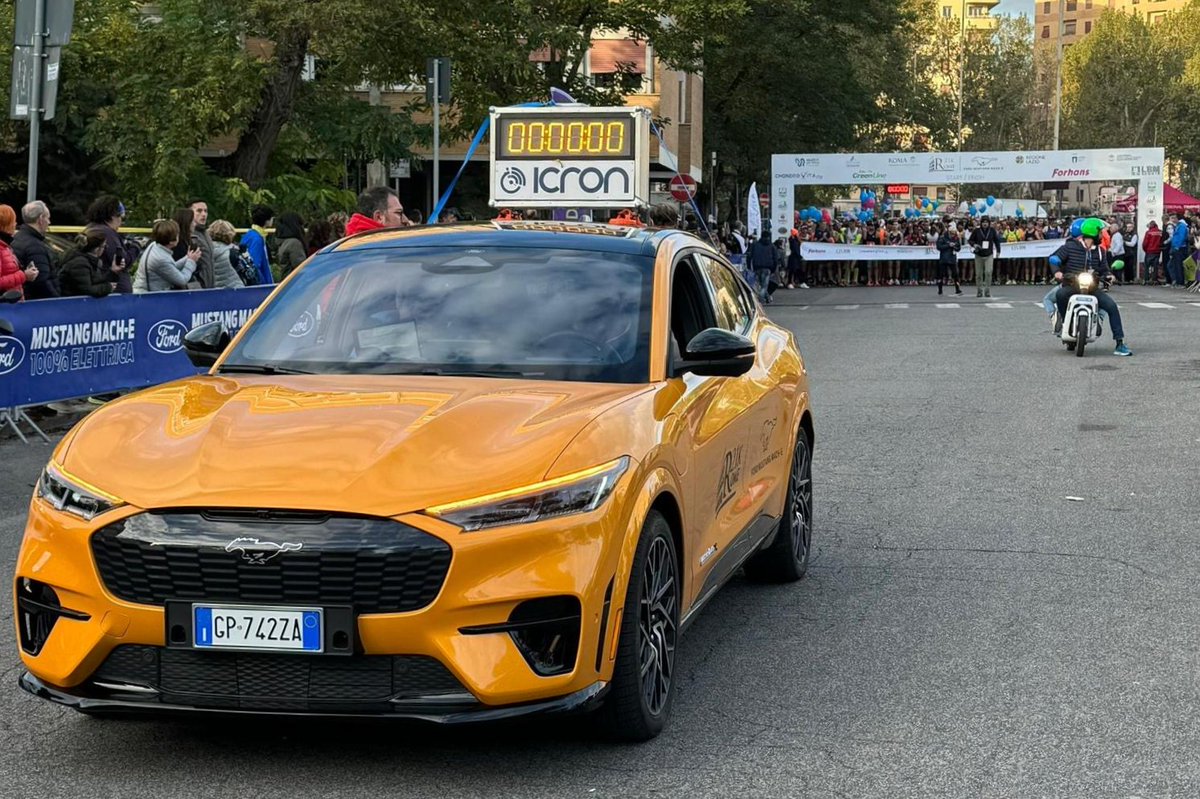 forditalia's tweet photo. Weekend sportivo per Ford alla Rome 21K: un’eccezionale esperienza di team building per il Team Ford e un’occasione unica per tutti coloro che hanno visitato lo stand Ford con il campione Giorgio Calcaterra, Mustang Mach-E e il nuovo Explorer 100% elettrico. https://t.co/AMgnPPsB57
