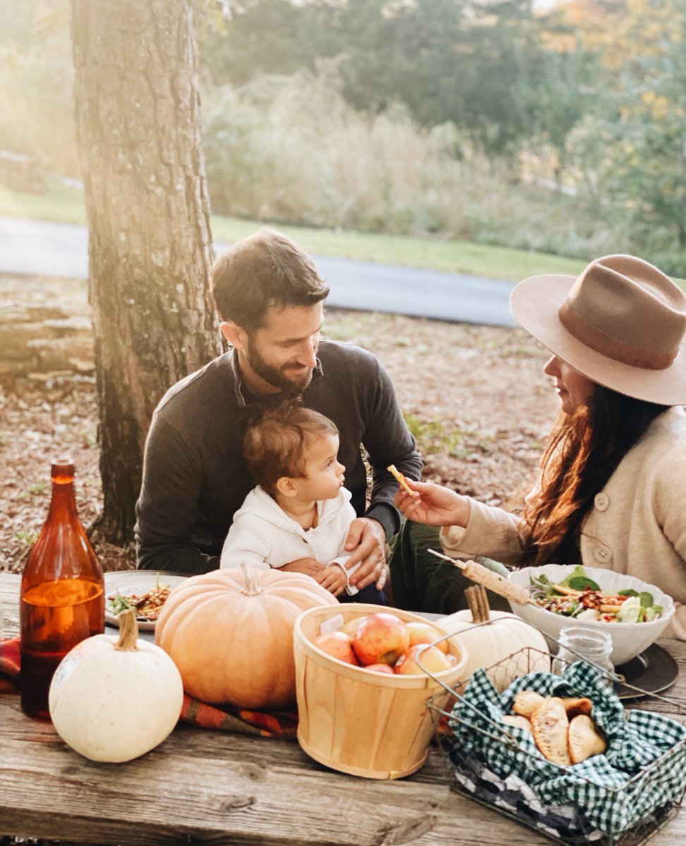 AtmnGloryApple's tweet photo. Embrace the magic of fall with a crisp breeze, juicy Autumn Glory apples, and the warmth of your loved ones by your side. It's the perfect recipe for happiness. 🍂🍎❤️ https://t.co/YoUoHyPATA