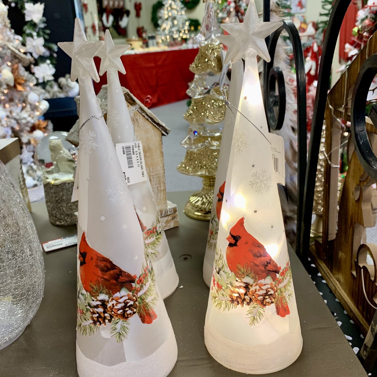 newnorthgreen's tweet photo. Put a warm glow in your home this holiday season! 
There are so many options for decorating and gift giving at the New North HOLIDAY STORE.
We are open 7 days a week in Churchill Plaza between Subway and FYidoctors. #holidayshopping #christmas2023 #cardinal #newnorthholidaystore https://t.co/9xlDsxHZBr
