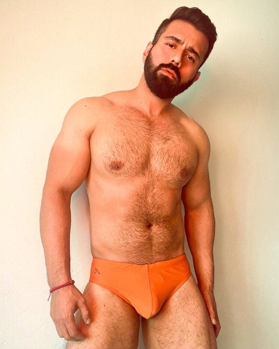 i wear my heart on my chest🧡 https://t.co/zQ1V03ZHIM<a href="/tag/throwbackthursday"class="tags"><span>#throwbackthursday</span></a>