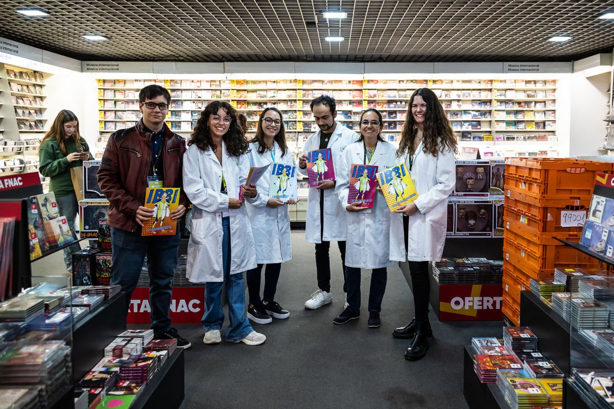 IBECBarcelona's tweet photo. Així es dissenya la medicina del futur! 🚀💊

 🧑‍🔬📢 Dissabte, investigadors de l'#IBEC van apropar la seva feina al públic, dins el marc de la #SC23CAT 
🔬 Nanorobots, músculs en un xip, superbacteris i fàrmacs activats amb llum.

🦸‍♀️💥Tot amb l'ajuda dels còmics de la IBBI! https://t.co/UelVfUa2b0