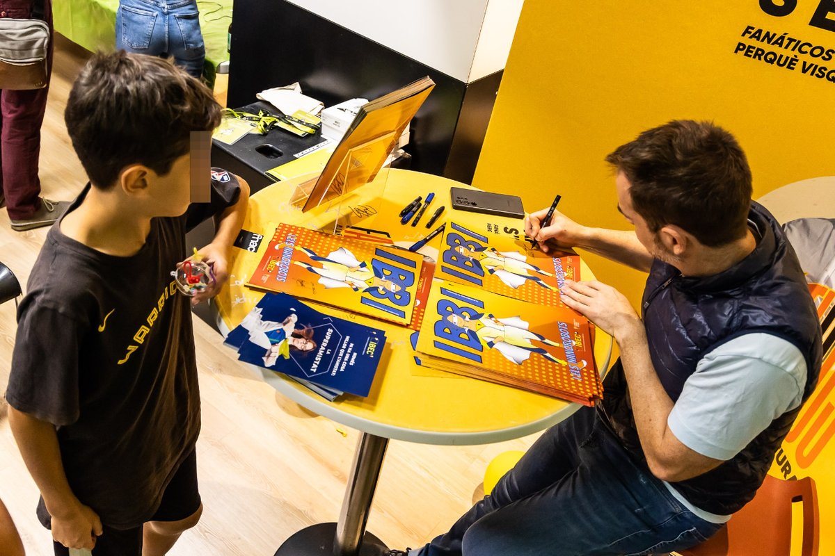 IBECBarcelona's tweet photo. Així es dissenya la medicina del futur! 🚀💊

 🧑‍🔬📢 Dissabte, investigadors de l'#IBEC van apropar la seva feina al públic, dins el marc de la #SC23CAT 
🔬 Nanorobots, músculs en un xip, superbacteris i fàrmacs activats amb llum.

🦸‍♀️💥Tot amb l'ajuda dels còmics de la IBBI! https://t.co/UelVfUa2b0