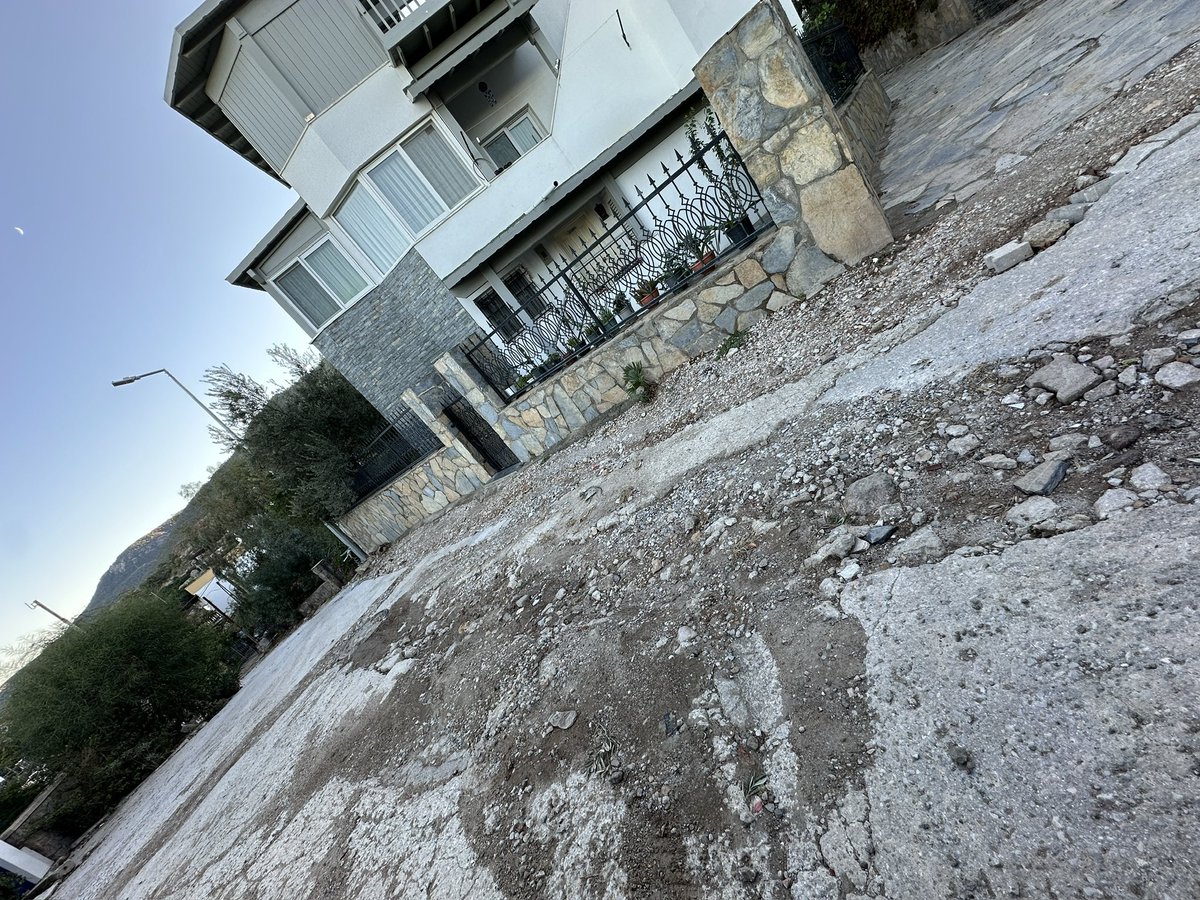 ercansarii's tweet photo. @ahmetarasbodrum Bir yolları ve patlak suları yapamadınız.evimize giremez olduk.bravo dilekçe verdiysekte nafile’elimizle taş ne varsa koyar olduk @ahmetarasbodrum @muglabsb @herkesicinCHP @eczozgurozel @BodrumBel https://t.co/Aq9oQz7j8X