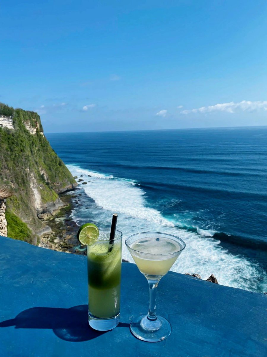 feiwong7924's tweet photo. "Dreamy days by the sea in Bali! 🌊🌴 Nestled in a seaside haven, this hotel is a tropical escape like no other. Every wave is a lullaby, every sunset a masterpiece. Grateful for moments that feel like a postcard come to life. https://t.co/dnXWzquHcL