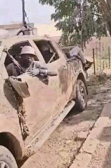 مهما الدنيا بقت عليك ما بتحصل الزول ابو ساعة ده🫣
لهسي قاعد في عربيتو دي وبنفس الزهللة  يسأل اي زول ماشي الحاصل شنو؟😁