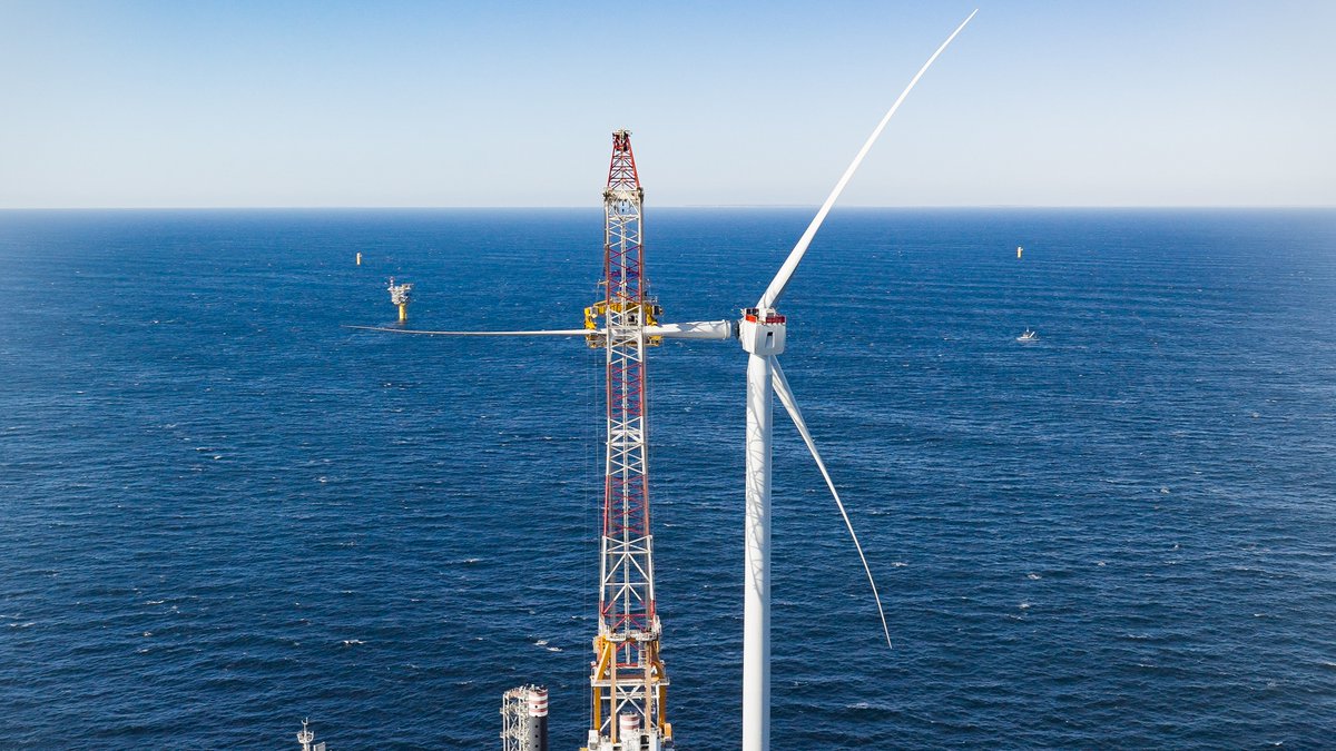 NYSERDA's tweet photo. 📰 Breaking News! @GovKathyHochul announced @SouthForkWind‘s first offshore wind turbine has been installed. Congrats to our partners @OrstedUS @EversourceCorp &amp; #LIPA.  The development of offshore wind in NY is underway!  #NYActsOnClimate https://t.co/EJDqq7hOVl https://t.co/QH83jWM4pV