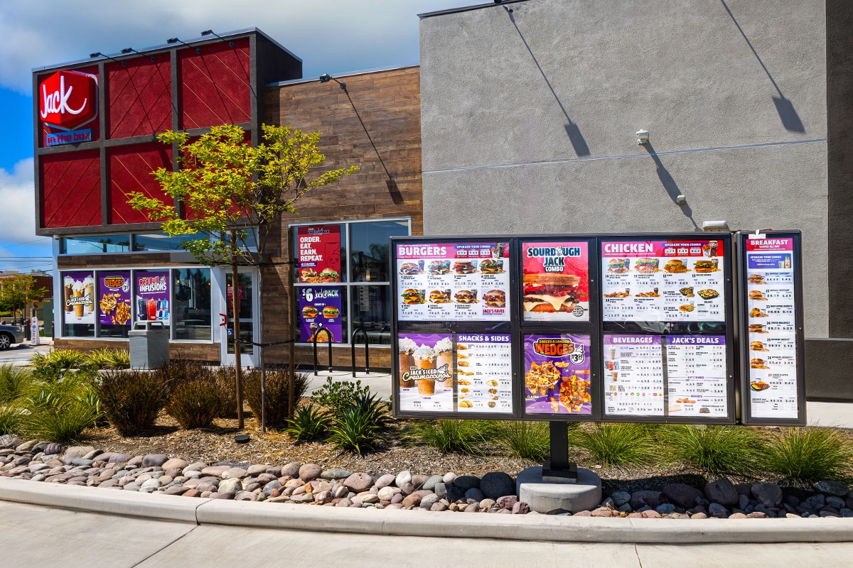 SparkflyBiz's tweet image. Dive into the customer-centric perks of a budget-friendly method to cut down drive-thru wait times, highlighted in a recent @QSRmagazine article.  Faster service and a seamless ordering process – strategies crafted to elevate the #drivethru experience.

zurl.co/MWUJ
