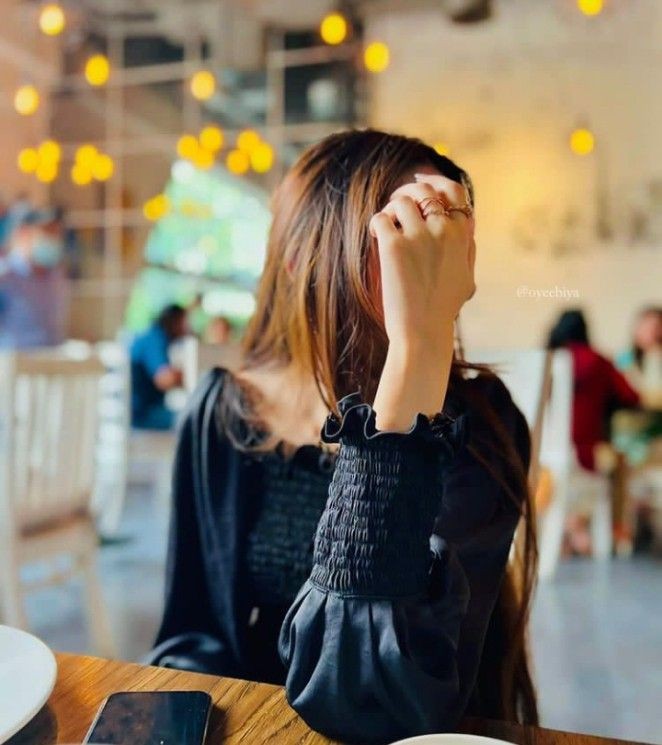 Aakhon mein teri khone ki
Tere kareeb hone ki
Hone lagi aadat mujhe
Tujhpe fidaa hone ki...!! ❣️

आंखों में तेरी खोने की, तेरे क़रीब होने की,
होने लगी आदत मुझे तुझपे फ़िदा होने की...!! ❣️