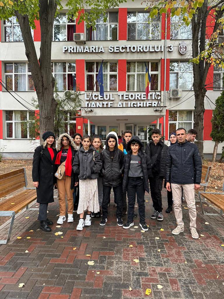 diyarbakirarge's tweet photo. Erasmus Okul Eğitimi Akreditasyon Programı kapsamında 
🗓️12-18 Kasım tarihlerinde
🇷🇴Romanya'nın başkenti Bükreş’e giden 
1️⃣0️⃣öğrenci, 
1️⃣4️⃣ öğretmen 
Toplam 2️⃣4️⃣kişi eğitim aktivitelerini tamamlayarak yurda döndüler.

@Yusuf__Tekin 
@ulusalajans 
@aliihsansu_ 
@Murat4Kucukali https://t.co/xBDK8PP5Cs