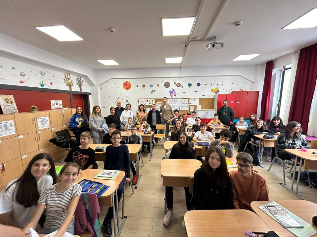 diyarbakirarge's tweet photo. Erasmus Okul Eğitimi Akreditasyon Programı kapsamında 
🗓️12-18 Kasım tarihlerinde
🇷🇴Romanya'nın başkenti Bükreş’e giden 
1️⃣0️⃣öğrenci, 
1️⃣4️⃣ öğretmen 
Toplam 2️⃣4️⃣kişi eğitim aktivitelerini tamamlayarak yurda döndüler.

@Yusuf__Tekin 
@ulusalajans 
@aliihsansu_ 
@Murat4Kucukali https://t.co/xBDK8PP5Cs
