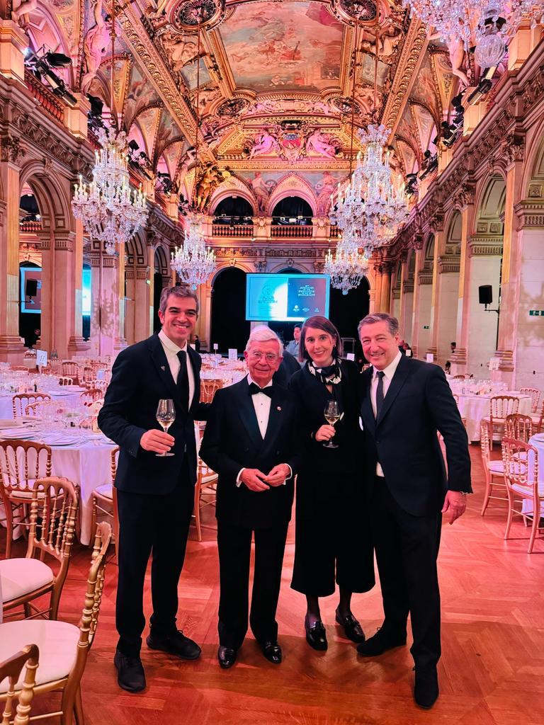 ferranadria's tweet photo. El sábado, la Académie Internationale de la Gastronomie concedió el prestigioso Grand Prix de la Culture Gastronomique al proyecto de #Bullipedia. En una noche llena de emociones, Rita Soler tuvo el honor de recibir este reconocimiento en la Gala conmemorativa del 40 aniversario. https://t.co/Wg0NJm7bQa