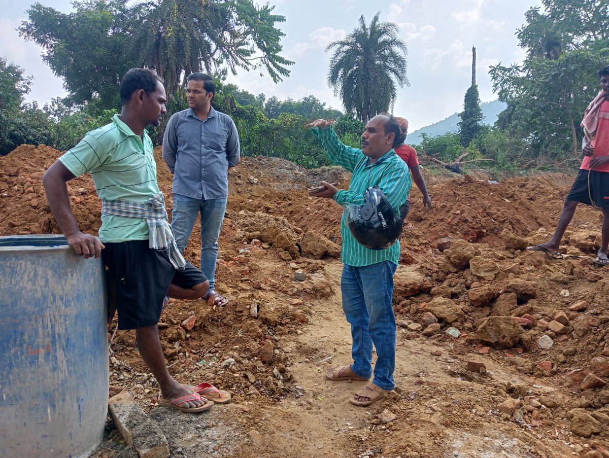 Jjs_Odisha's tweet photo. Engaging discussions unfold as the JJS team connects with Masons and beneficiaries, delving into the realm of cost-effective, disaster-resilient construction under PMAY-U in Ward no. 4, Dhenkanal. #awas #PMAYU #DisasterResilience #costeffective @CatholicRelief @NAFSAAIndia https://t.co/C5924IQfm7