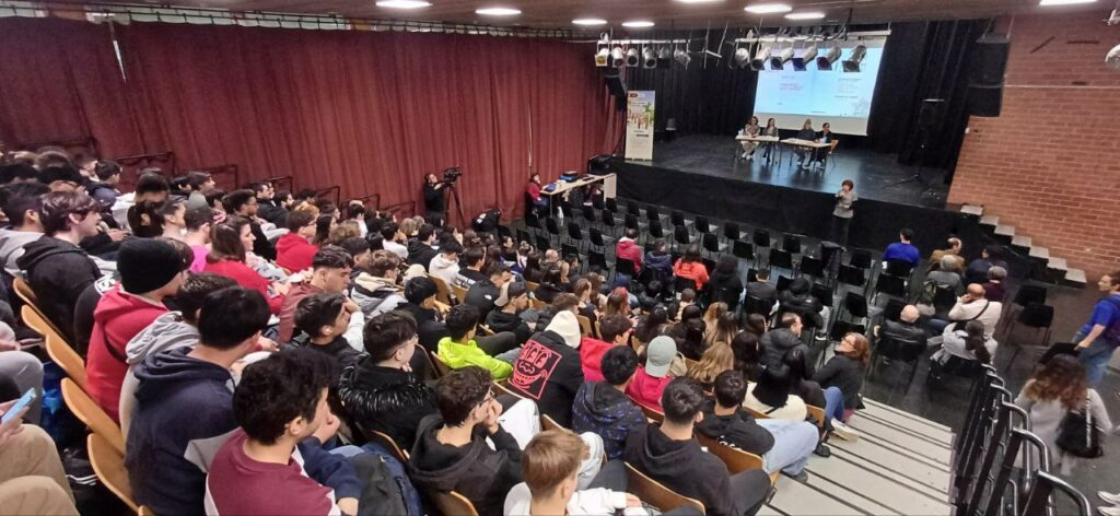 🆒170 alumnes de l'institut La Guineueta, l'escola <a href="/deiadisseny/">deiadisseny</a> i l'<a href="/iTecBcn/">Institut Tecnològic de Barcelona</a> van assistir a la 1a edició de la Jornada d'Emprenedoria Jove de #NouBarris.

🎤Allà van conèixer els projectes de <a href="/KarettaMaluca/">Karetta Maluca</a>, @AccioPeriferica, <a href="/FinorBox/">Box gourmet productos artesanales naturales km0</a> i <a href="/mas_que_pelotas/">Más Que Pelotas ®</a>: ow.ly/Zrhe50Q8sAV.