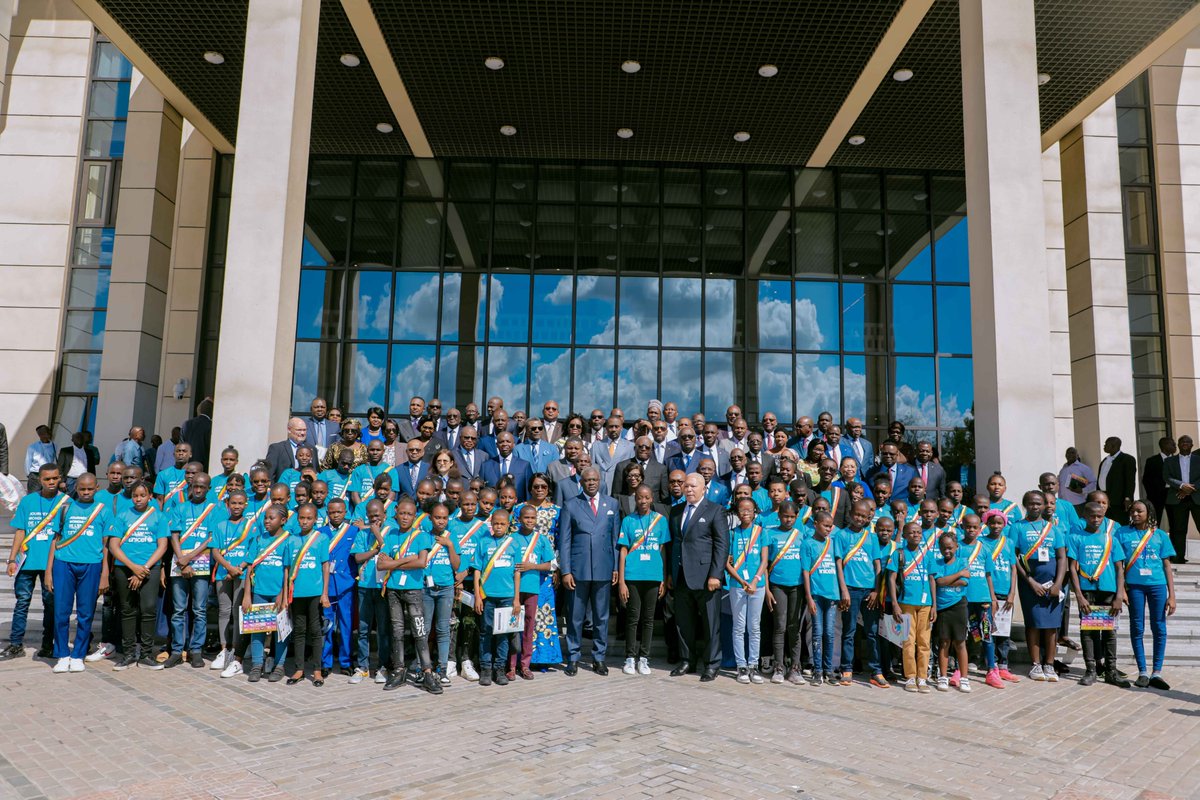 Vague bleue 🌊au Parlement pour la #JournéeMondialedelEnfance.❓❔des Députés Junior au <a href="/GouvernementCG/">Gouvernement de la République du Congo</a>,  intermède artistique, occasion de rappeler l’Obs. Gén. n°26. et souligner l'obligation pour le Gouv. de protéger les droits de chaque enfant face au changement climatique🌍