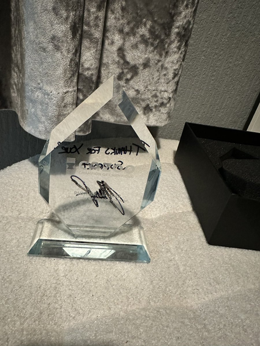 _RachelH1995's tweet photo. Meeting this guy last night finally and receiving this special gift from him which I have just unboxed 🤩. Wow I’m just completely blown away thank you again @juddtrump 😍 https://t.co/jaFoPaNdEP