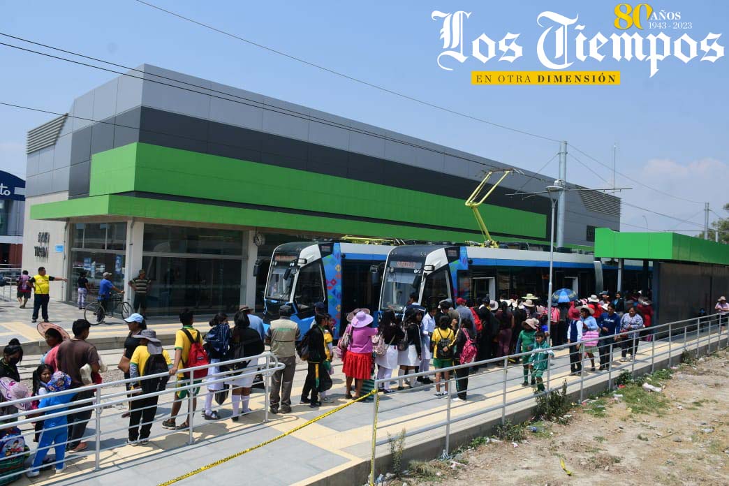 LosTiemposBol's tweet photo. #Cochabamba
Tren Metropolitano: se llevan adelante los viajes gratuitos de socialización del tramo #Vinto - #Suticollo, en la Línea Verde. Las salidas son cada hora desde las 7:00 hasta las 20:00, desde Vinto y de 6:30 a 19:30, desde Suticollo.
📸Carlos López - Los Tiempos https://t.co/vxh4mcAmRD